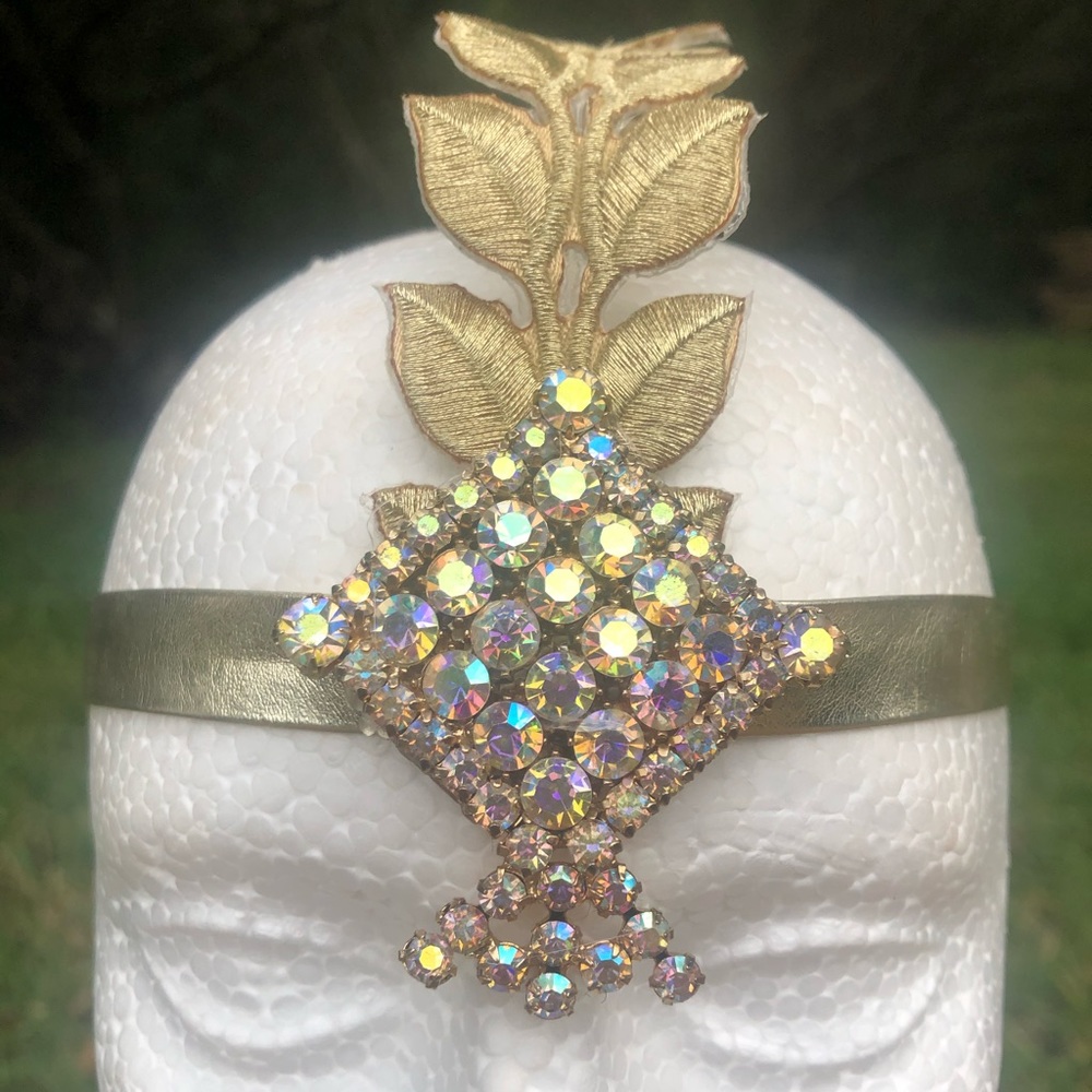Vintage inspired (Gatsby), gold toned, hair piece.